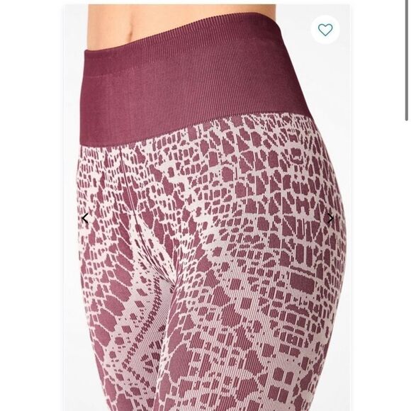 NWT! Fabletics High-Waisted Seamless Lace Capri Workout Gym Leggings - Picture 5 of 8